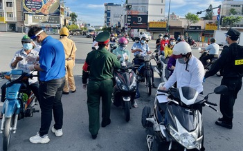 Chốt kiểm soát TP.HCM sáng 26.7: 'Không phải xe nào nói đi chở gạo cũng được'