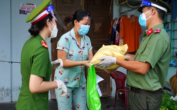 Dãy trọ nhận hỗ trợ của công an TP.HCM: ‘Không làm ra tiền, có quà mừng lắm!’