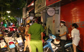 Phố đi bộ Nguyễn Huệ ùn ùn người, CSGT vất vả xử phạt, giải tán đám đông