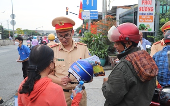 CSGT TP.HCM tặng nước, mũ bảo hiểm chất lượng tiếp sức người dân về quê ăn tết