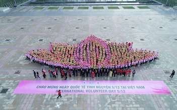 1.000 tình nguyện viên xếp hình hoa sen tại Ngày hội Quốc tế người tình nguyện