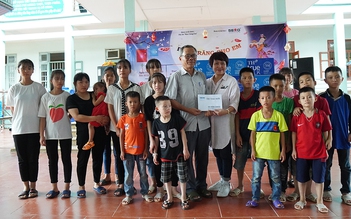 Báo Thanh Niên tặng quà trung thu cho trẻ em mồ côi ở Lạng Sơn