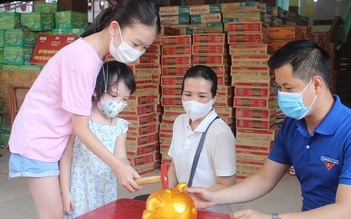Mẹ bé gái ở Bắc Giang đập lợn đất chống dịch: 'Nhìn bác sĩ, tôi xót xa lắm'