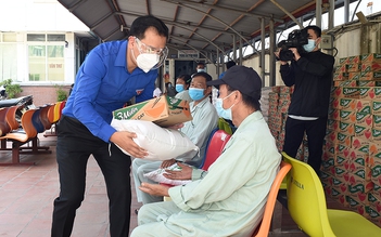 Bệnh nhân chạy thận được nhận thực phẩm miễn phí trong những ngày Hà Nội giãn cách