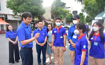 Anh Bùi Quang Huy thăm, tặng quà đội hình Tiếp sức mùa thi tại Lào Cai