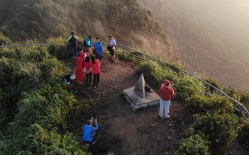 Đi trekking săn mây thiên đường trên đỉnh núi cao nhất nhì Hà Giang