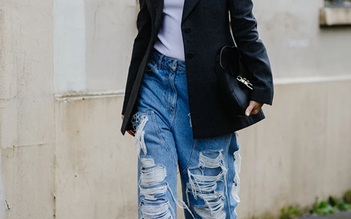 Quần jeans rộng thùng thình cá tính mà thanh lịch chiếm trọn spotlight street style Thu 2022
