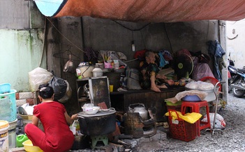 Mẹ 90 tuổi đêm ngủ lều ở Sài Gòn, ngày làm bánh nuôi 2 con đau yếu