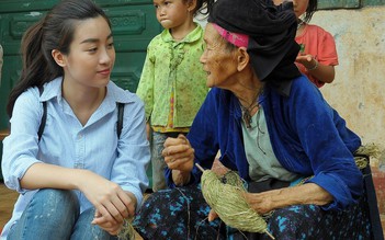 Đỗ Mỹ Linh giản dị đi cứu trợ đồng bào miền Bắc bị mưa lũ