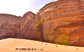 Trải mình ngắm cảnh sắc siêu thực giữa gió và cát nóng ở sa mạc Wadi Rum