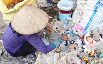 'Đời rác'... Sài Gòn: Cưới nhau nhờ bãi rác, nuôi hai con ăn học cũng nhờ rác!