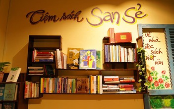 Người Sài Gòn đọc sách, uống trà, ăn bánh miễn phí ở tiệm sách San Sẻ
