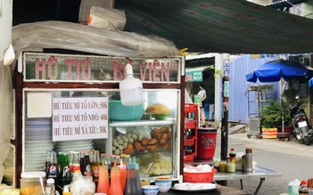 Xe hủ tiếu mì bò viên 34 năm nổi tiếng tại chợ Gò Vấp