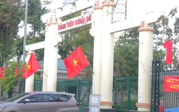 Công viên Hà Nội đóng cửa phòng dịch Covid-19, người dân tập thể dục bên ngoài