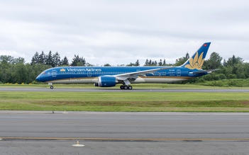 Chiếc Boeing 787-9 Dreamliner của Vietnam Airlines bay trình diễn ở Pháp