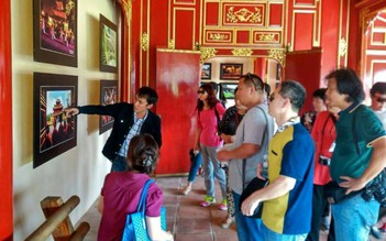 Chàng hướng dẫn viên mua tặng du khách Hoa bản đồ có Hoàng Sa, Trường Sa