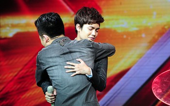 'X-Factor': Tùng Dương lên sân khấu ôm an ủi ‘hoàng tử buồn’ Tuấn Phương