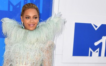 Beyonce hoãn tour diễn 'Formation' để giữ giọng