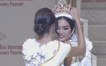 Hoa hậu Philippines gặp sự cố sụp lông mi khi đăng quang Hoa hậu Quốc tế 2016
