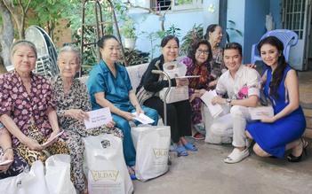 Đàm Vĩnh Hưng đội nắng đi từ thiện cùng Hoa hậu Phu nhân người Việt Canada