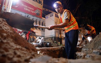 Đổ mồ hôi 'cày' việc xuyên đêm ở Sài Gòn những ngày cuối năm