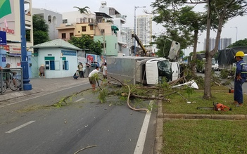 TP.HCM: Xe tải lật trước cổng trường tiểu học, 1 người bị thương