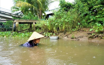 Bà cụ mò hến nuôi mẹ, chị gái: 'Như con cua gãy càng, ráng sức mà bò'