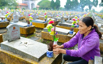 Hơn 10 năm tự nguyện chăm sóc chốn linh thiêng giữa lòng đất lửa