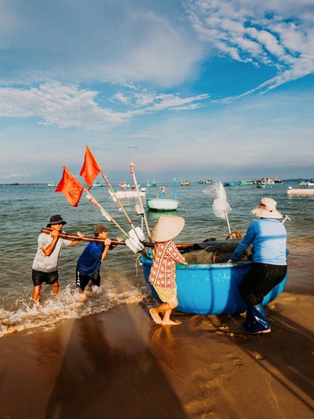 Khung cảnh làng chài nhộn nhịp mùa đặc sản của Phú Quốc