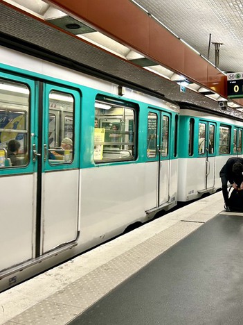 Khám phá Paris bằng tàu điện ngầm