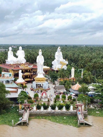 Chùa Mẹ Nam Hải nằm ngay ngã ba sông, được bao bọc bởi cây trái miệt vườn