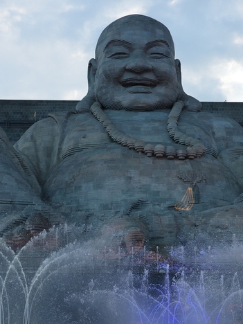 Khám phá 'đường hầm điêu khắc' bên trong tượng Bồ Tát Di Lặc ở núi Bà