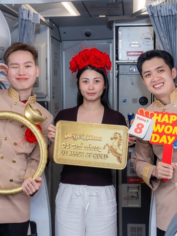 Bất ngờ trên chuyến bay đặc biệt của Vietjet: nữ hành khách nhận 1 chỉ vàng 