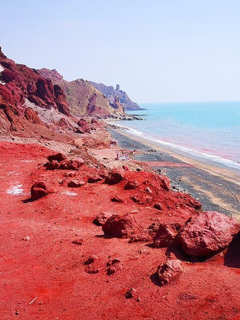 Khám phá hòn đảo 'đẹp như ở hành tinh khác' ngay giữa eo biển Hormuz