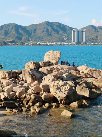 Bí ẩn bàn tay khổng lồ in sâu vào tảng đá ở Nha Trang