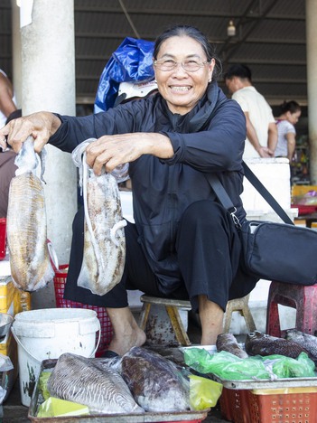 Chợ cá Cửa Tùng tấp nập du khách 'canh' mua hải sản tươi rói