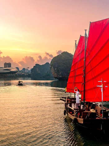 Ngắm cánh buồm đỏ đầy hoài niệm trên vịnh Hạ Long