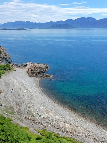 Bãi biển không cát hoang sơ ở Nha Trang thu hút du khách
