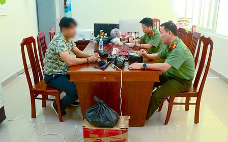 Đăng tin sai sự thật, chủ kênh YouTube 'Nhân gà Vlog' bị phạt 7,5 triệu đồng Đăng tin sai sự thật, chủ kênh YouTube 'Nhân gà Vlog' bị phạt 7,5 triệu đồng
