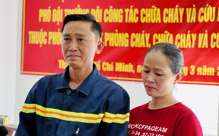 Cảnh sát cứu hộ cứu nạn 'nghèo có tiếng' bật khóc vì được tặng nhà Cảnh sát cứu hộ cứu nạn 'nghèo có tiếng' bật khóc vì được tặng nhà