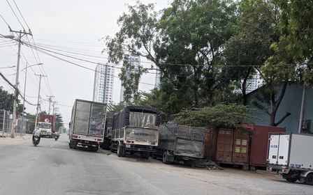 Xe tải, container đậu bát nháo trên đường, gây nguy hiểm Xe tải, container đậu bát nháo trên đường, gây nguy hiểm