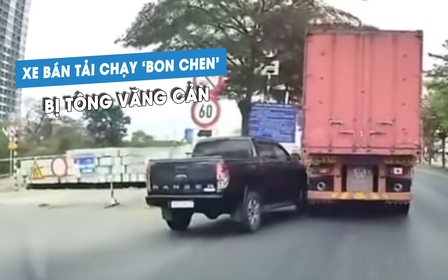 Xe bán tải bon chen, ‘cướp làn’ bị xe container tông văng cản Xe bán tải bon chen, ‘cướp làn’ bị xe container tông văng cản