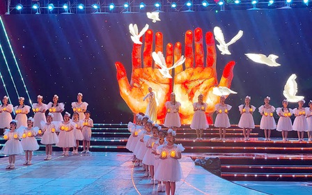 Cầu truyền hình 'Vang mãi khúc khải hoàn' kỷ niệm 50 năm đất nước thống nhất Cầu truyền hình 'Vang mãi khúc khải hoàn' kỷ niệm 50 năm đất nước thống nhất