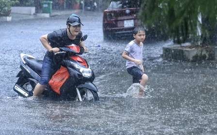 TP.HCM đón trận mưa lớn nhất từ đầu năm đến nay: Bất ngờ ở những 'rốn ngập'