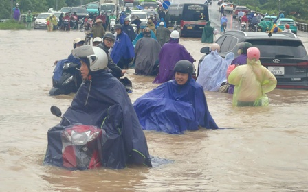 Hà Nội mưa lớn suốt đêm, ngập lụt khắp nơi