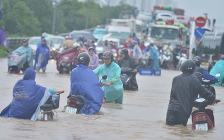 Hà Nội có 36 điểm ngập lụt lớn, giao thông hỗn loạn