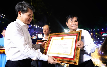 Báo Thanh Niên nhận Huân chương Lao động hạng Nhì Báo Thanh Niên nhận Huân chương Lao động hạng Nhì