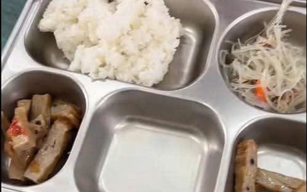 Phụ huynh 'thấy mà xót' với suất ăn bán trú ở Quảng Trị, địa phương nói gì? Phụ huynh 'thấy mà xót' với suất ăn bán trú ở Quảng Trị, địa phương nói gì?