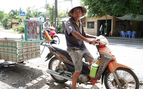 Chuyện tử tế: Chạy xe ôm kiếm tiền vá đường