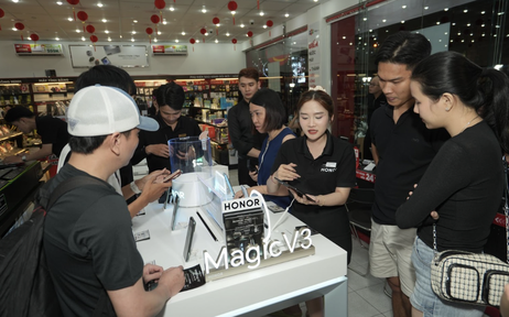 FPT Shop mở bán độc quyền smartphone màn hình gập Honor Magic V3